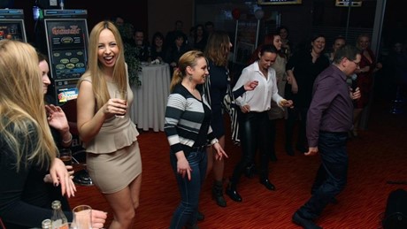 Salsa girls Vs. Begini